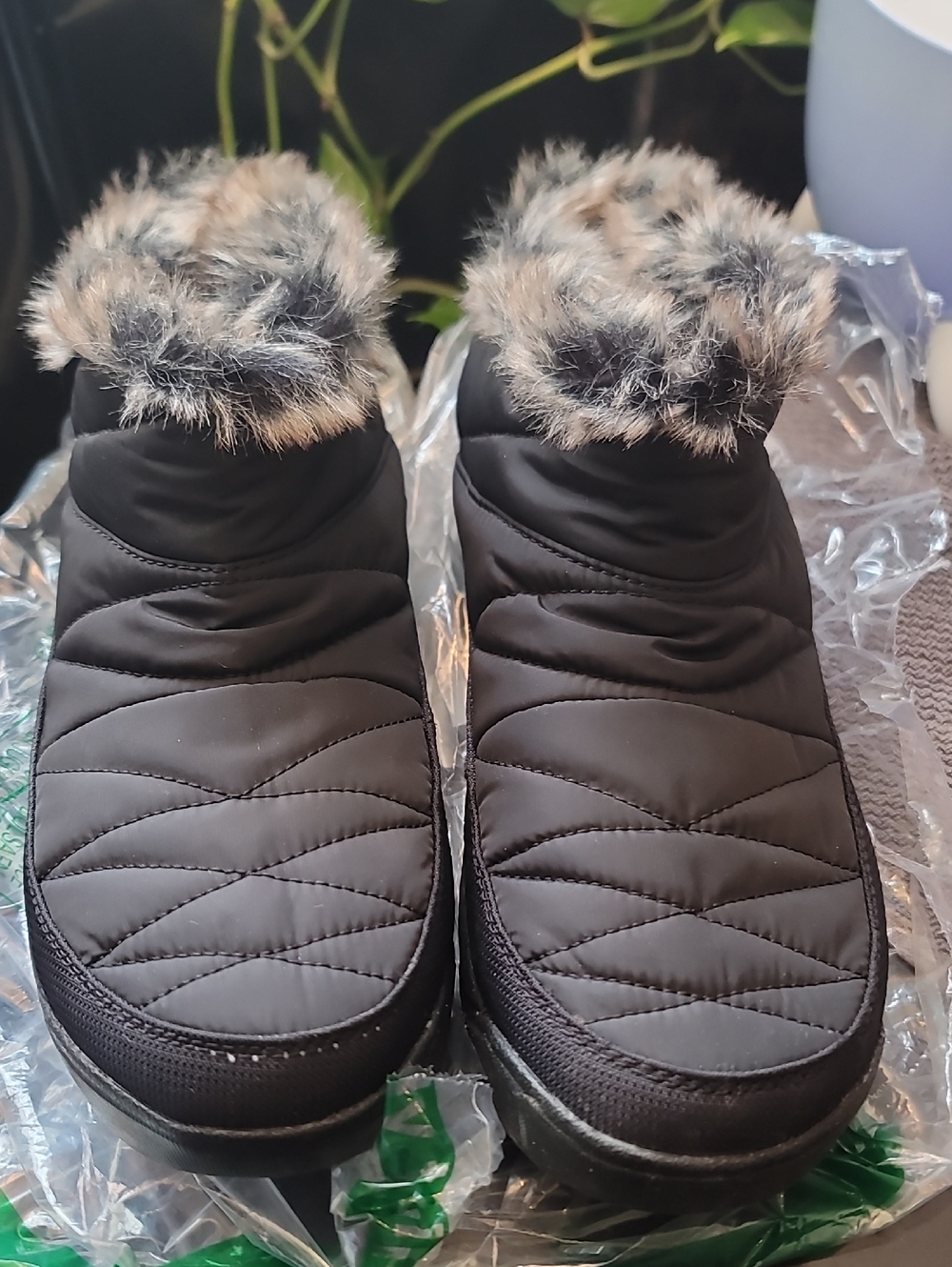 sz 11 Women's Black Quilted Faux-Fur Lined Winter Slip-On Booties